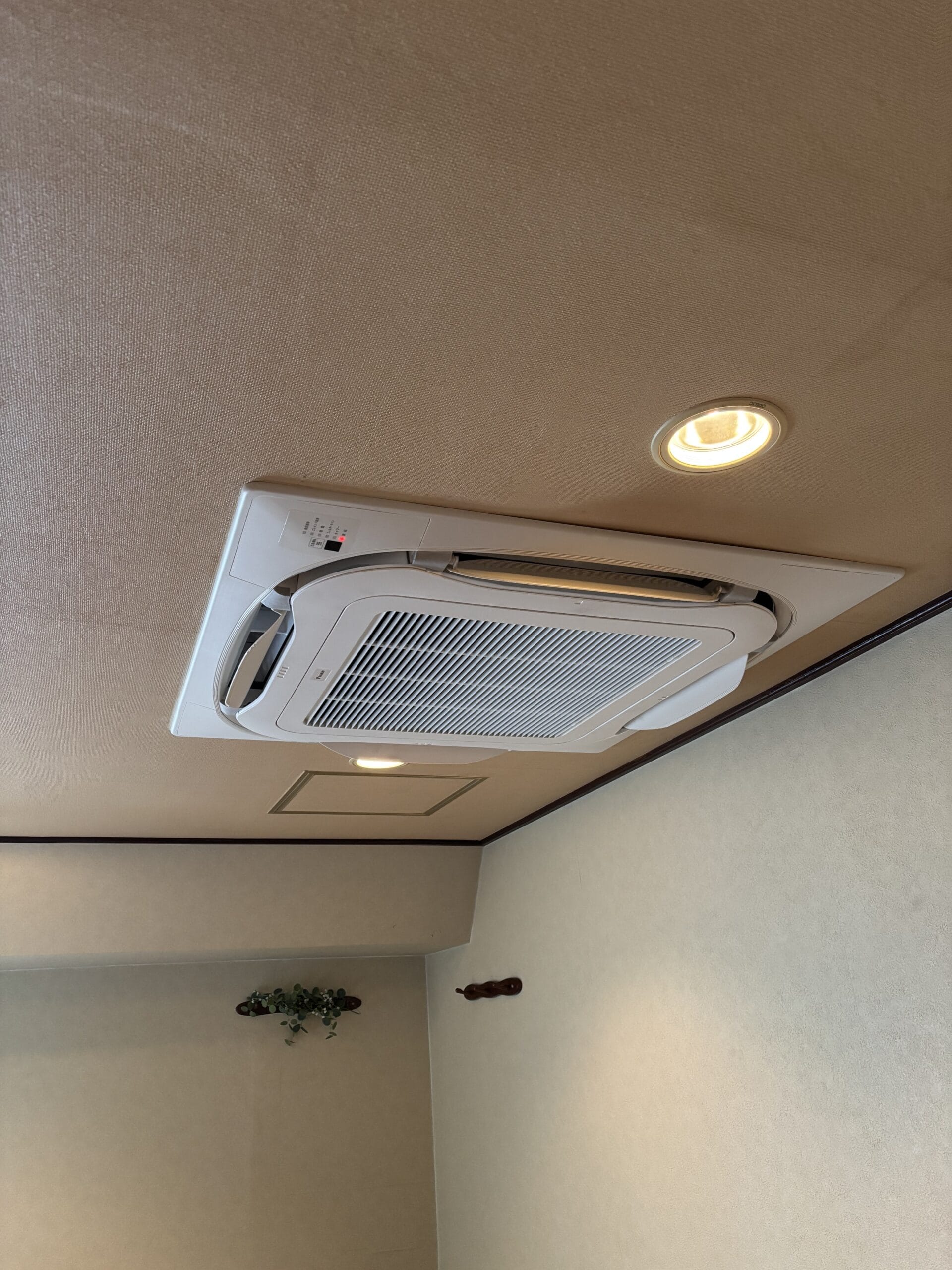 業務用エアコン本体交換ビフォー・アフター