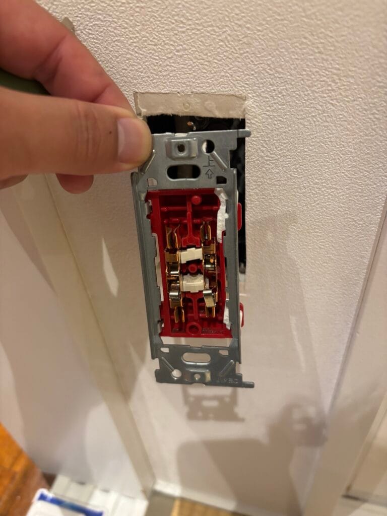 府中市のコンセント交換ビフォー・アフター