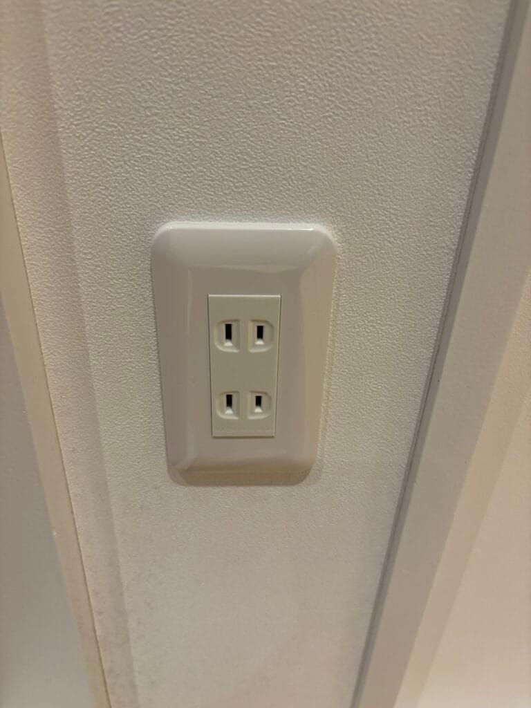 府中市のコンセント交換ビフォー・アフター