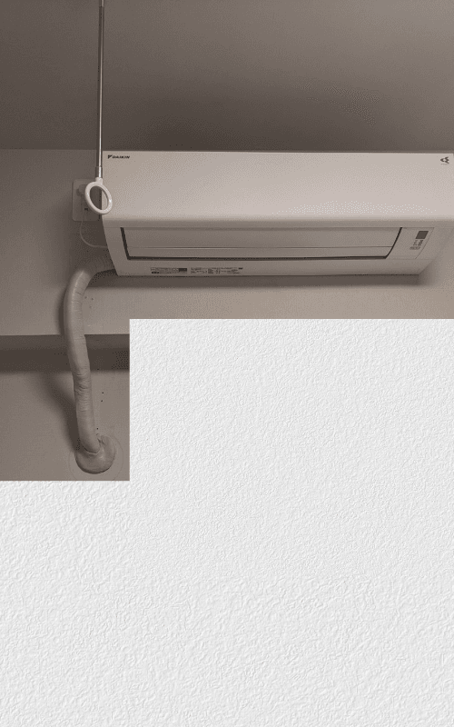 エアコン化粧カバー取付ビフォーアフター