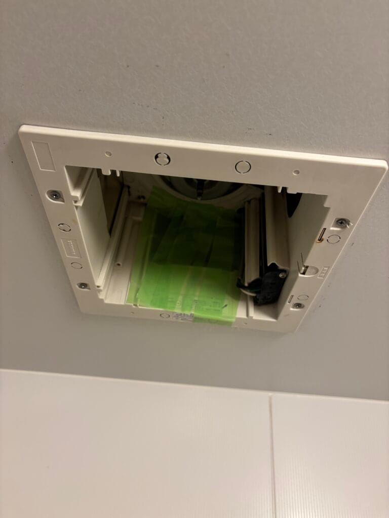 浴室換気扇を入居者が清掃中に壊した箇所の写真