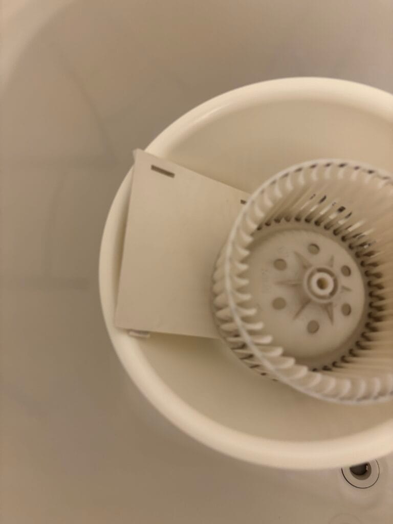 換気扇から外したモーターカバーの写真