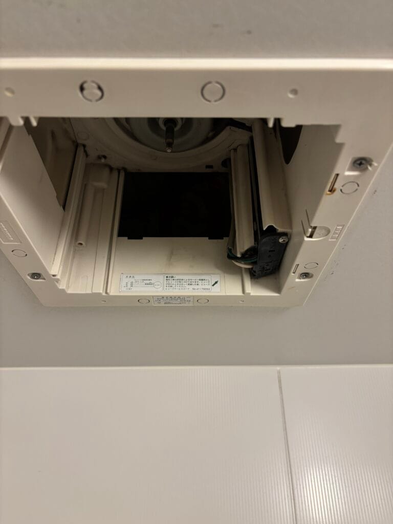 浴室換気扇のパネルが外れている写真