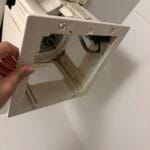 浴室の換気扇のパネルが外れた箇所を確認している写真