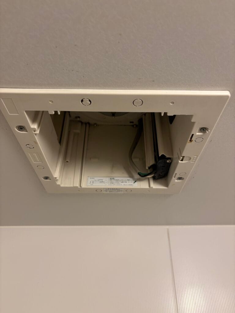 浴室の換気扇を修理し正しい場所に戻した写真