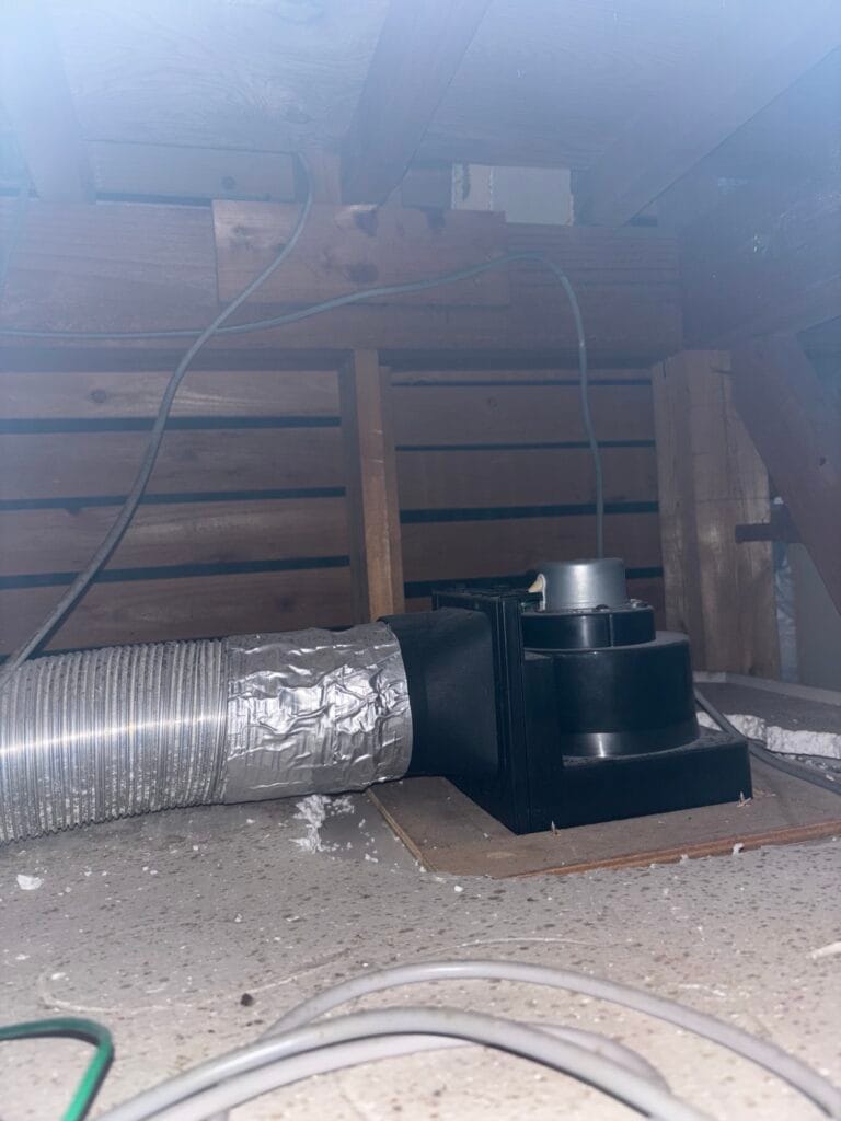 浴室換気扇屋根裏写真