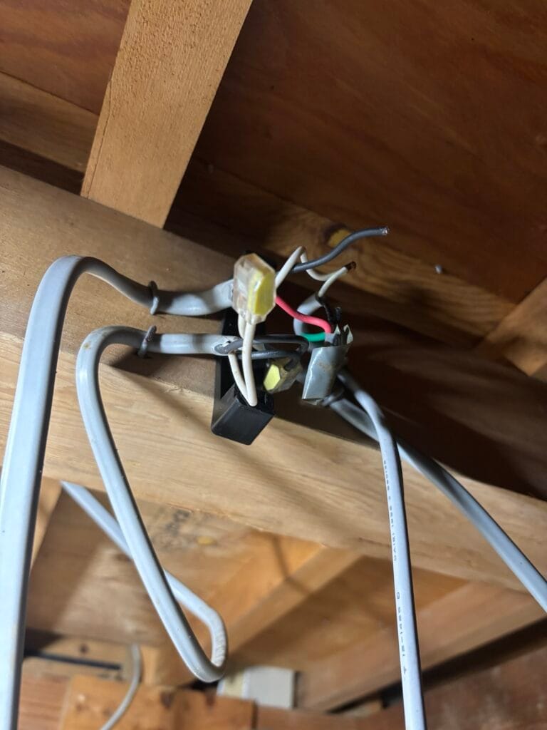 浴室乾燥機、屋根裏電線結線写真