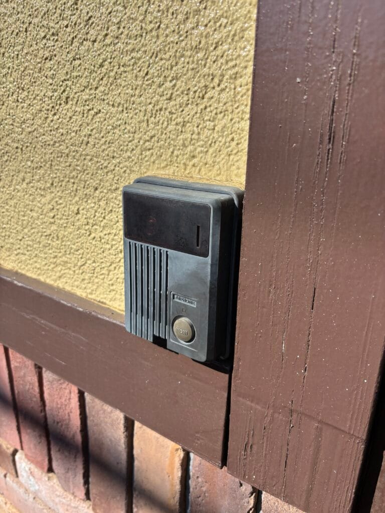 玄関にとりつけされたインターホンの交換前写真