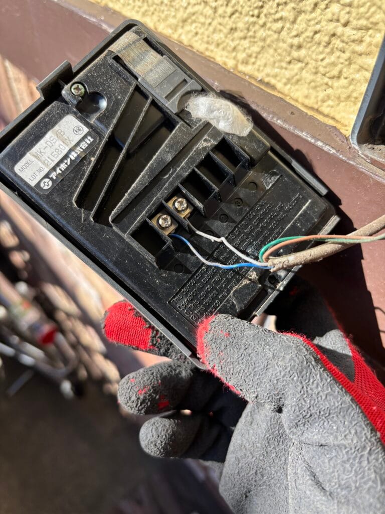 室外インターホンの配線接続写真