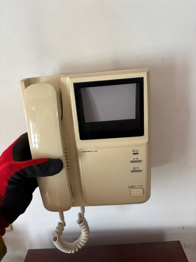 室内にとりつけされたインターホンの交換前写真