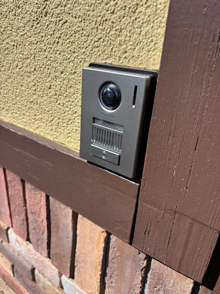 玄関に取付されたインターホンの交換後写真