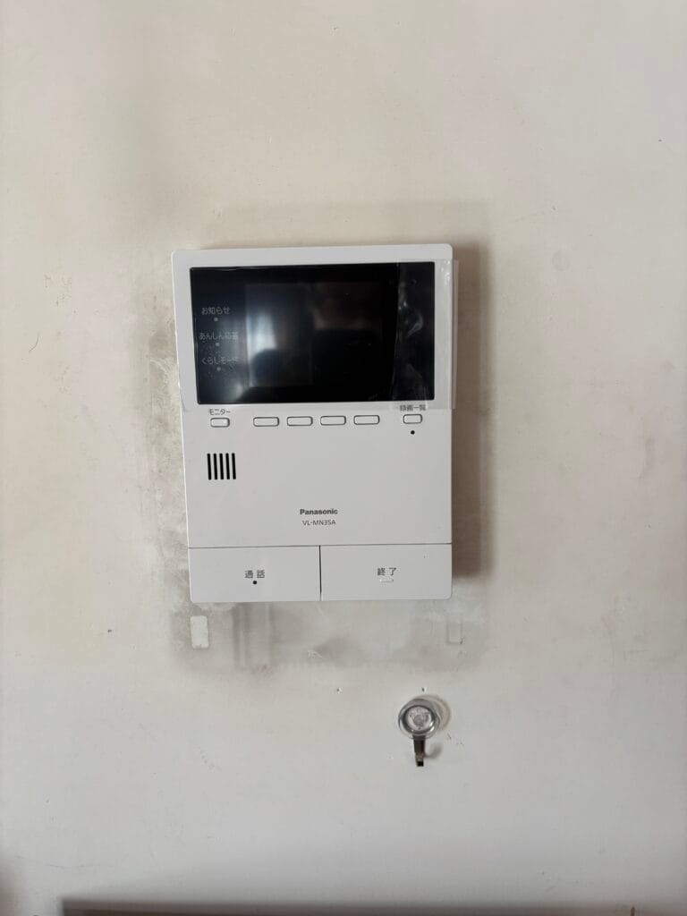 室内にとりつけされたインターホンの交換後の写真