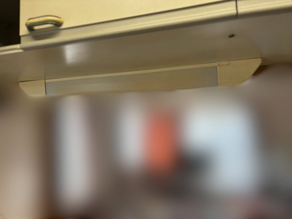 キッチン手元灯蛍光灯照明交換前