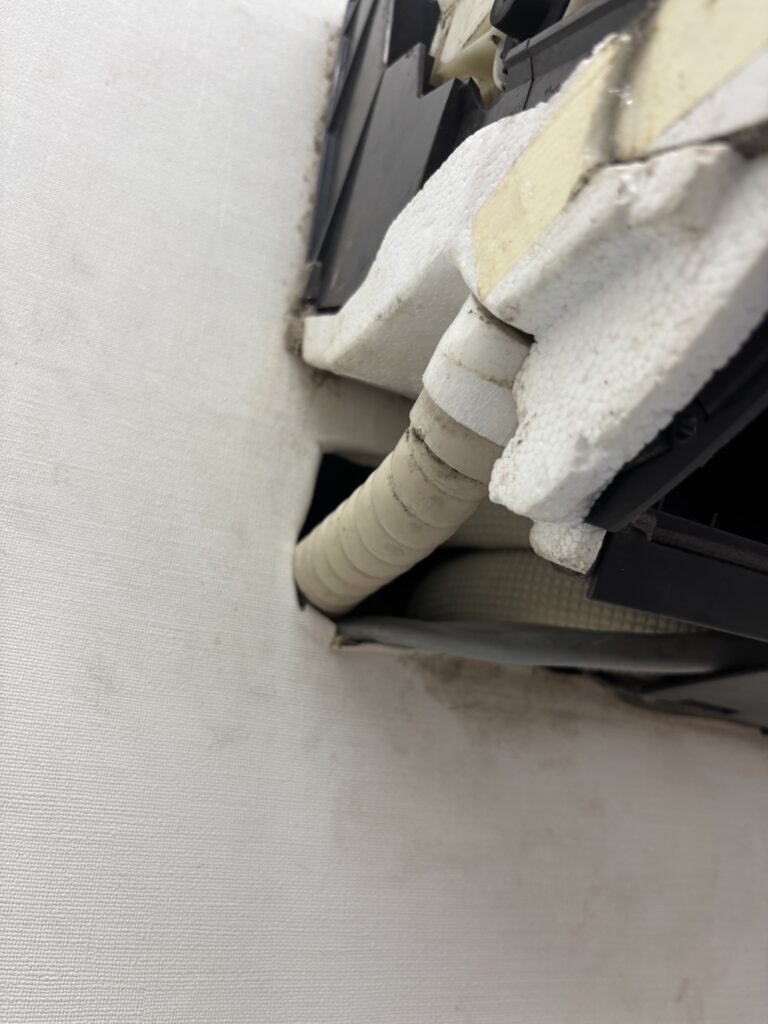 エアコンドレンホース水漏れ修理