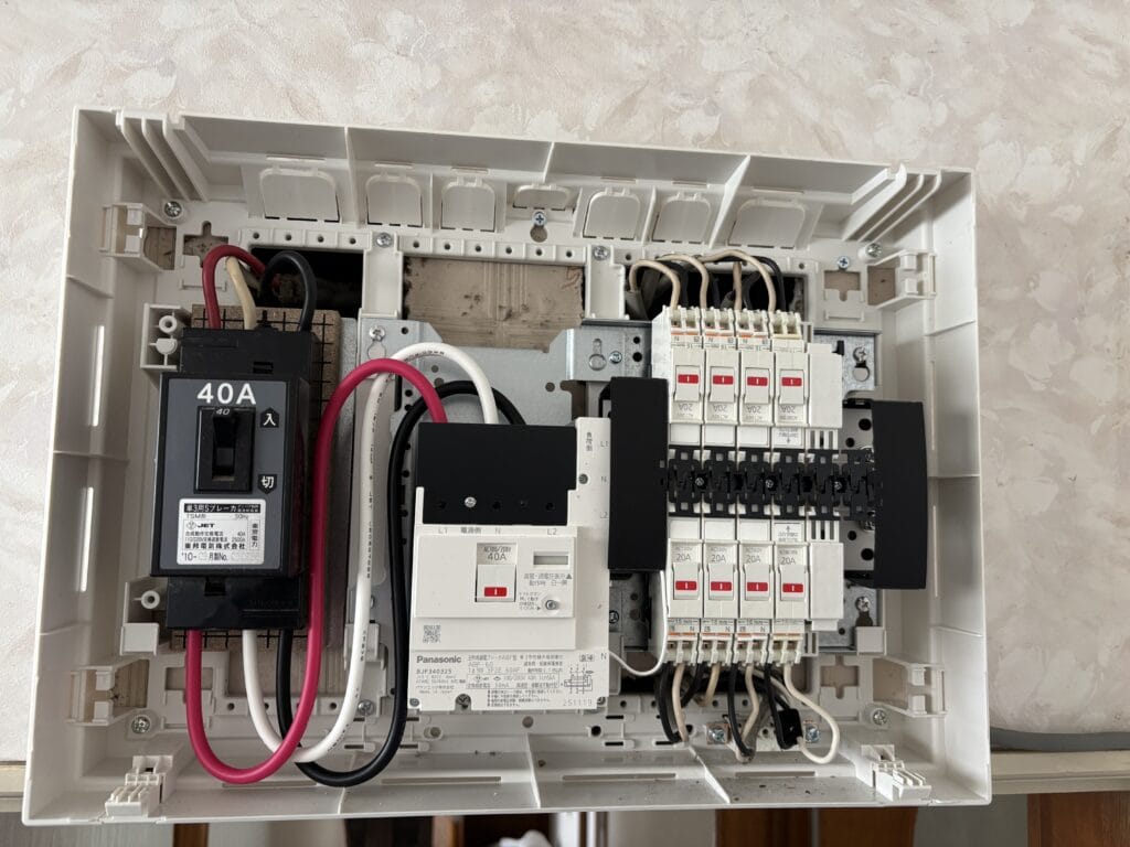 国分寺市で分電盤交換作業中