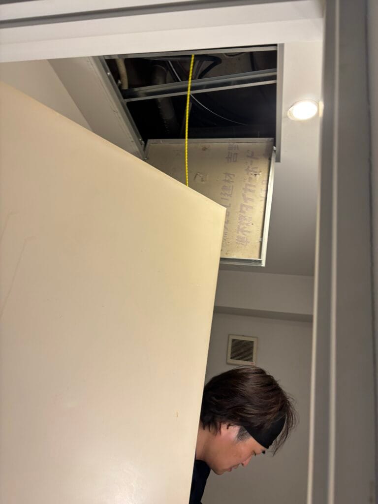 立川市リモコン配線通線通し中 点検口