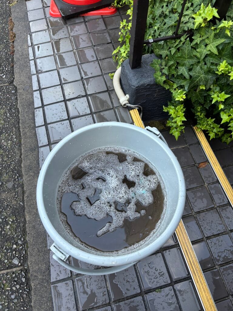 武蔵野市業務用エアコンA3エラー クリーニング 汚れ排水写真